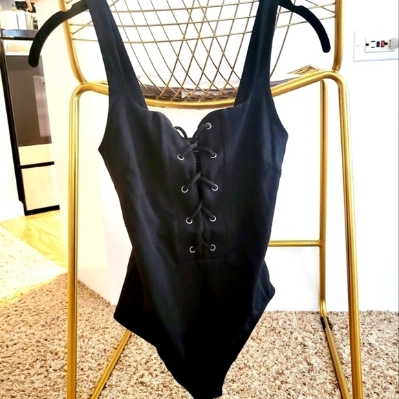Lulu's | City of Angles Lace-Up Bodysuit - Picture 5 of 6